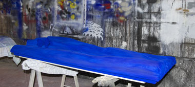 atelier création des peintures sculptures bleu klein 