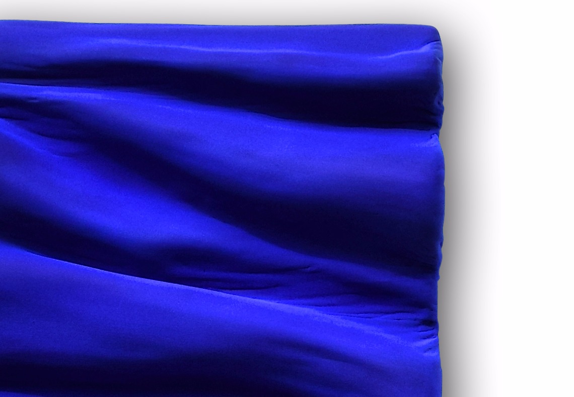 tableau contemporain design monochrome bleu klein aux pigments par l'artiste Did Morères Corrèze