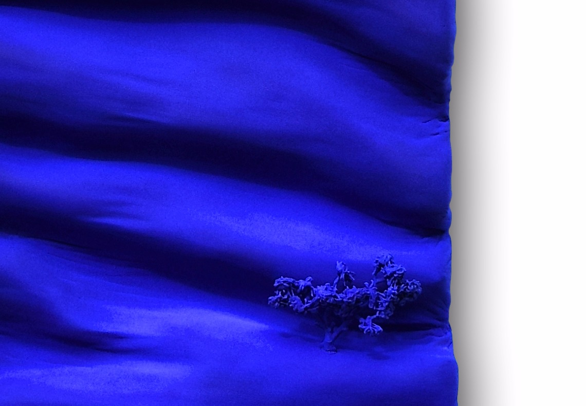 tableau contemporain design monochrome bleu klein aux pigments par l'artiste Did Morères Corrèze